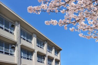 学校と桜